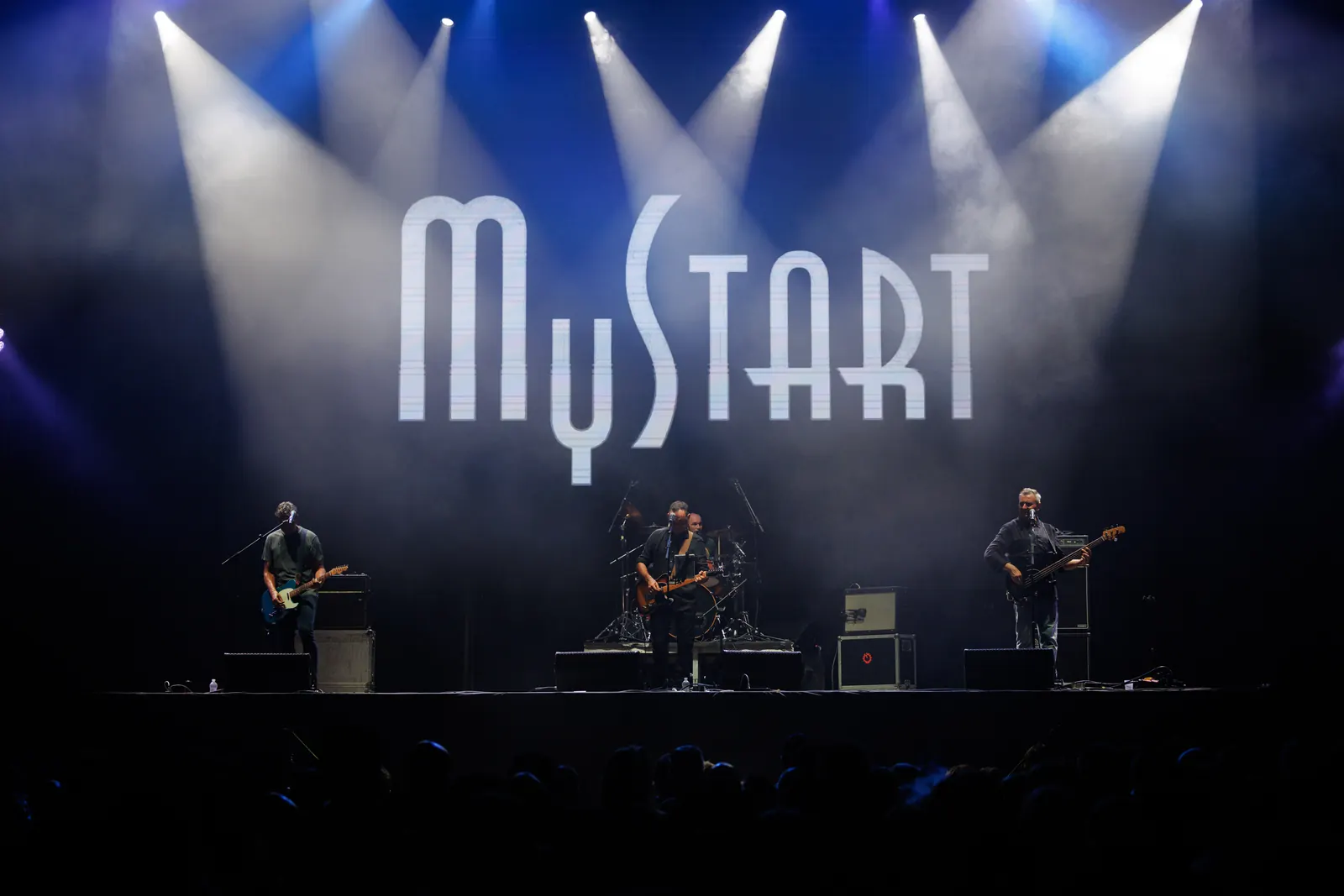 MyStart a l'escenari de les verbenes de Felanitx, amb el logo gros a la pantalla